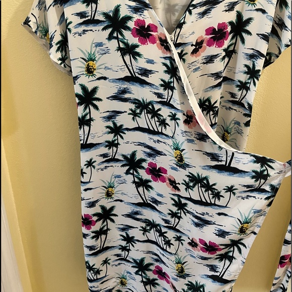 Hawaiian dress - Picture 2 of 4